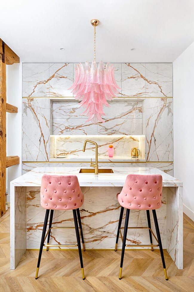 Cocina de diseño en Dekton y detalles rosas y dorados en vivienda publicada en El Mueble