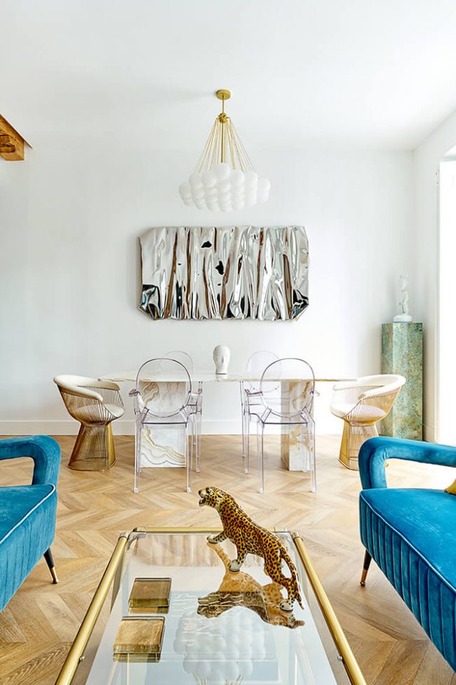 Fotografía de arquitectura interior con composición artística y materiales premium