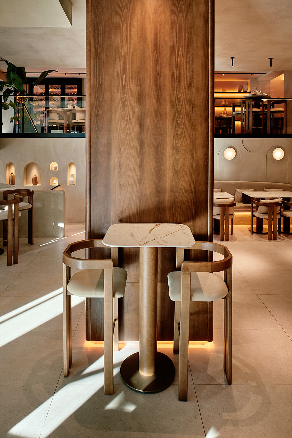 Fotografía de interiorismo realizada por Luis García Craus para el restaurante Santiago en Madrid, con acabados en Dekton de Cosentino y diseño contemporáneo.