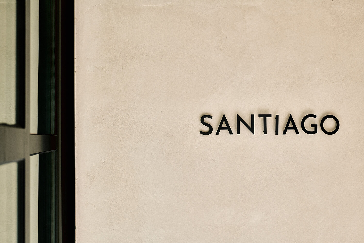 Rótulo corporativo del restaurante Santiago fotografiado por Luis García Craus en un proyecto de arquitectura e interiorismo en Madrid.