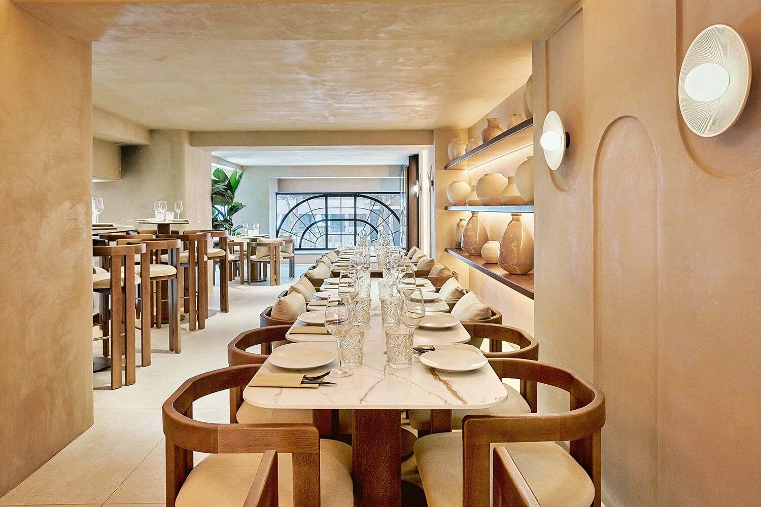 Comedor del restaurante Santiago en Madrid fotografiado por Luis García Craus con mesas y superficies en Dekton de Cosentino.