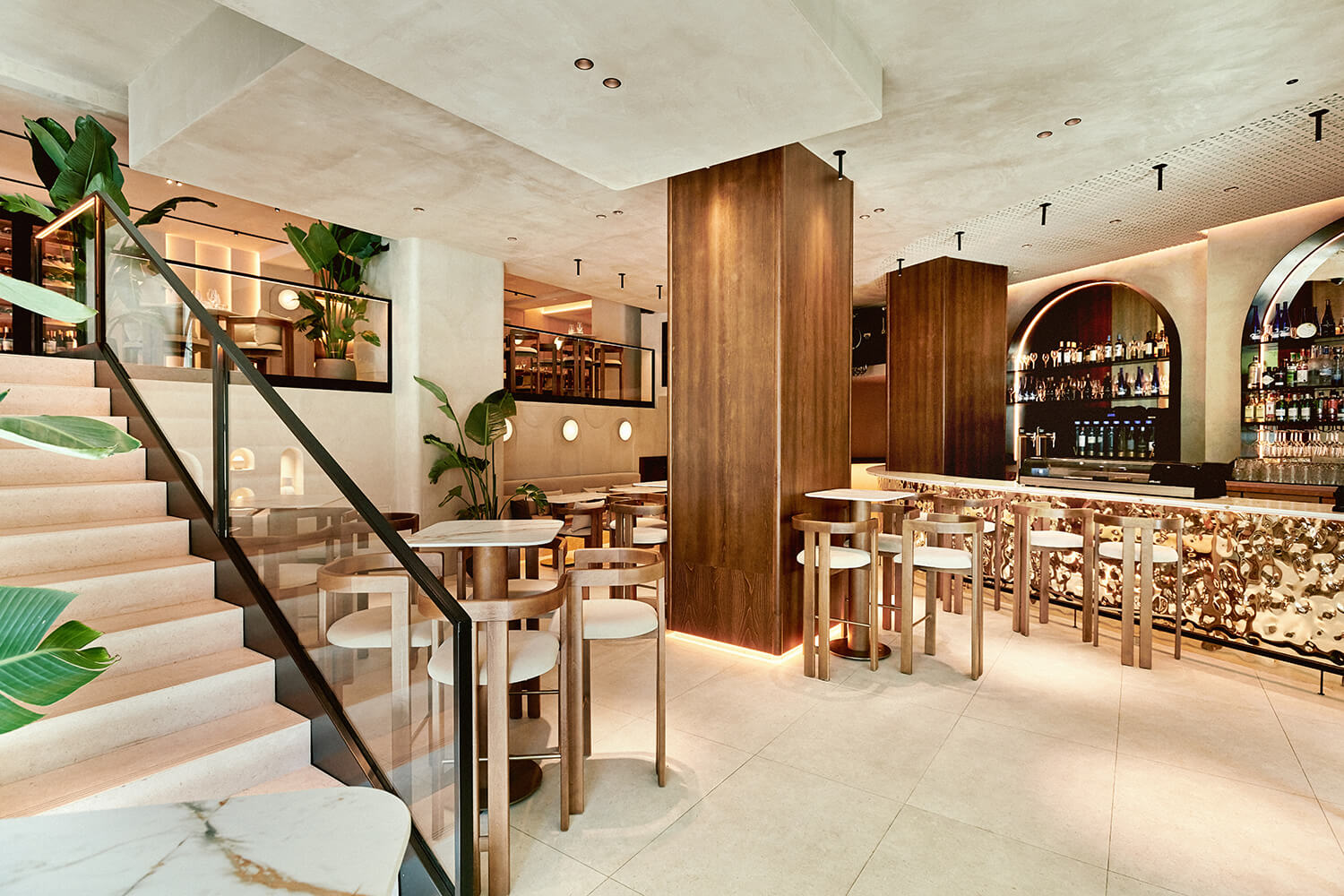 Fotografía de arquitectura interior realizada por Luis García Craus para el restaurante Santiago, con mobiliario cálido y acabados en Dekton de Cosentino.