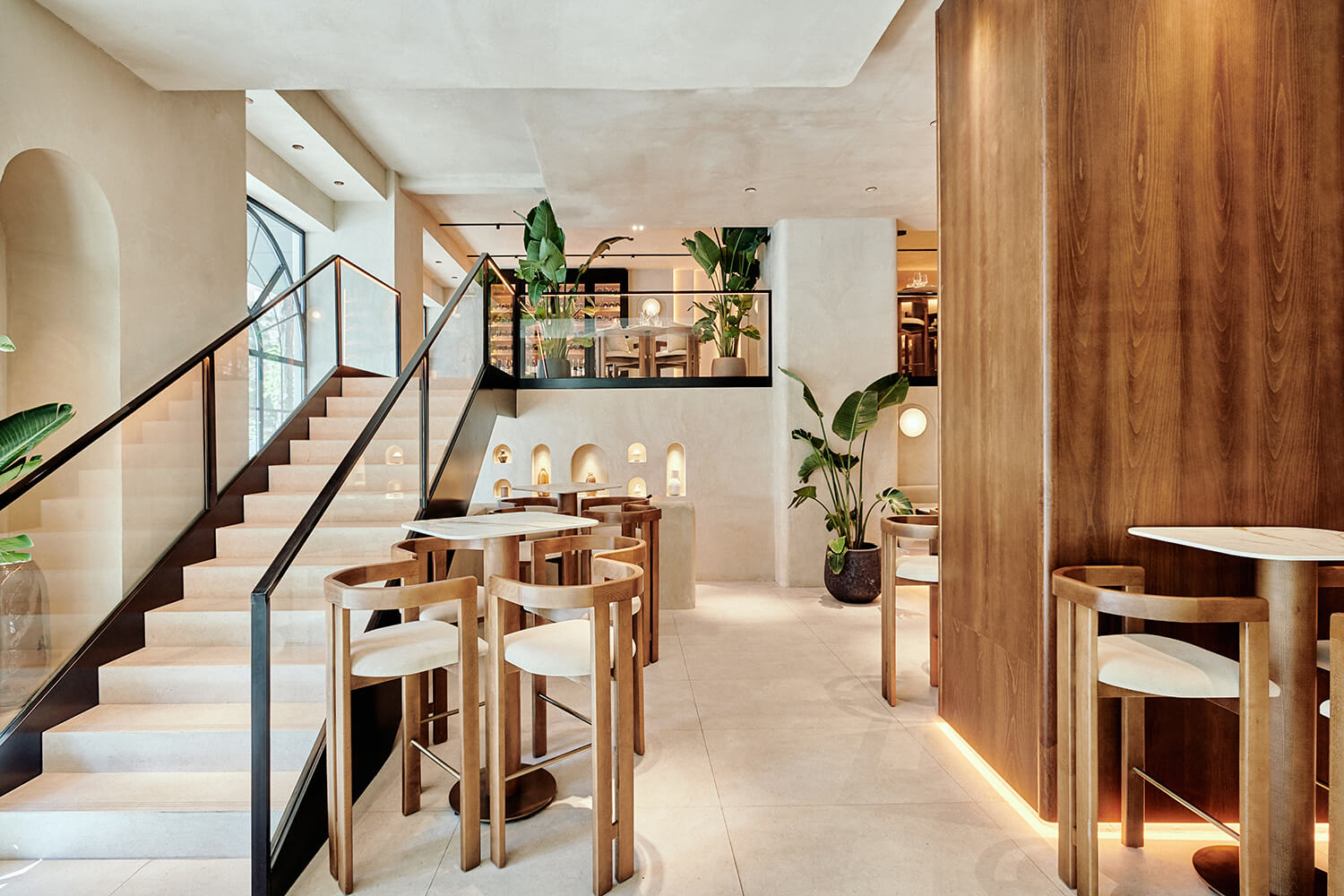 Fotografía de interiorismo con iluminación cálida, cerámica y acabados en Dekton de Cosentino realizada por Luis García Craus.