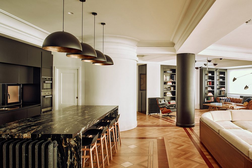 Espacio abierto de cocina y salón en proyecto residencial contemporáneo fotografiado por Luis García Craus