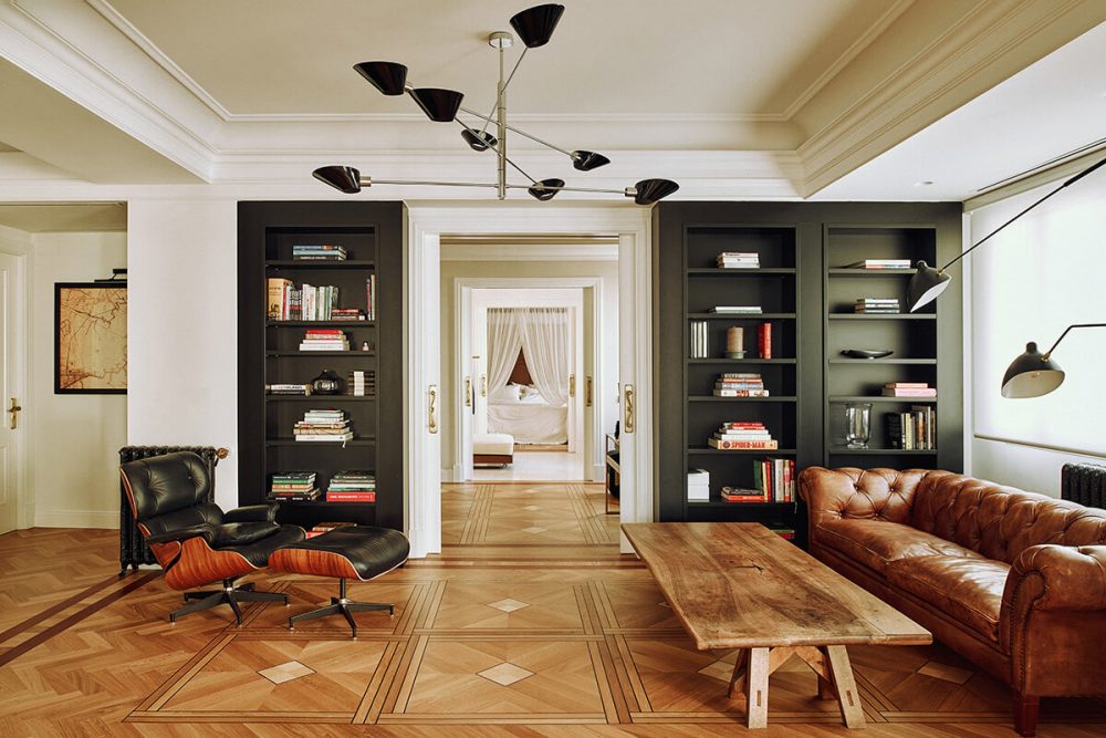 Zona de lectura y biblioteca en vivienda contemporánea diseñada por Muka Arquitectura