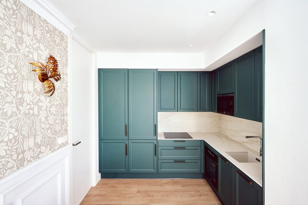 Vista de cocina y comedor en apartamento de interiorismo elegante y luminoso