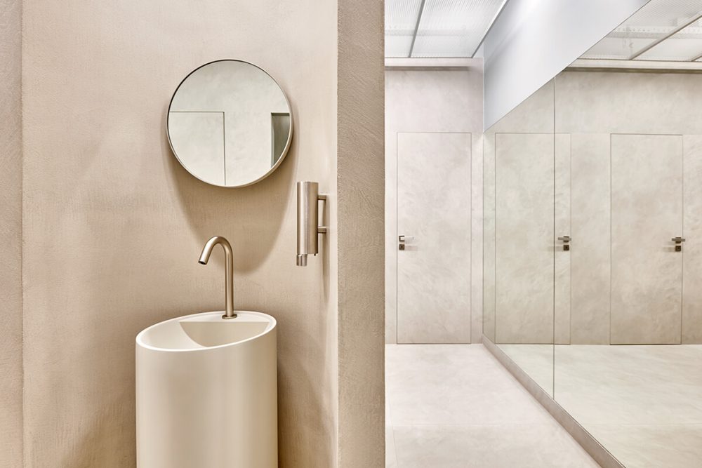 Baño escultórico curvo en oficinas SWITCH Simon Barcelona fotografiado por Luis García Craus