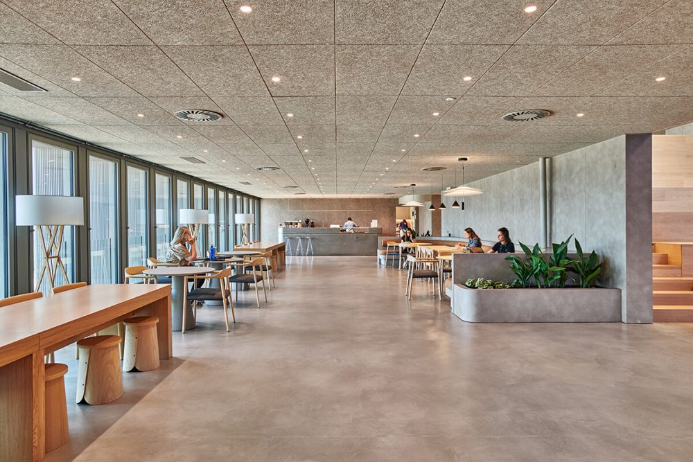 Zona de cafetería y trabajo colaborativo en sede SWITCH Simon Barcelona