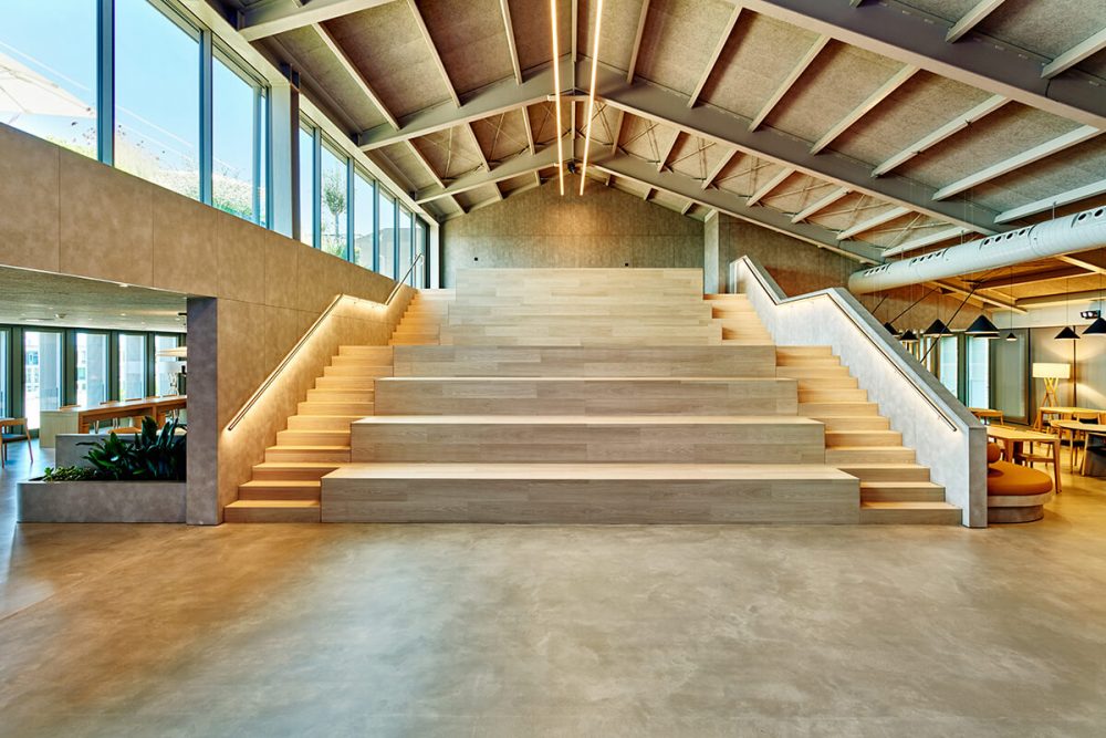 Grada de madera y espacio abierto en oficinas SWITCH Simon Barcelona