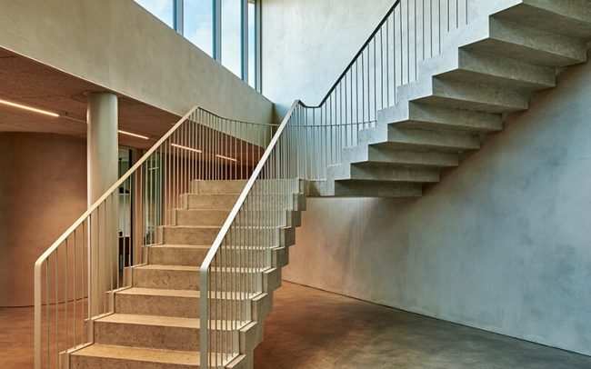 Escalera arquitectónica contemporánea en edificio SWITCH Simon Barcelona