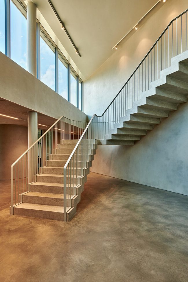 Escalera arquitectónica contemporánea en edificio SWITCH Simon Barcelona